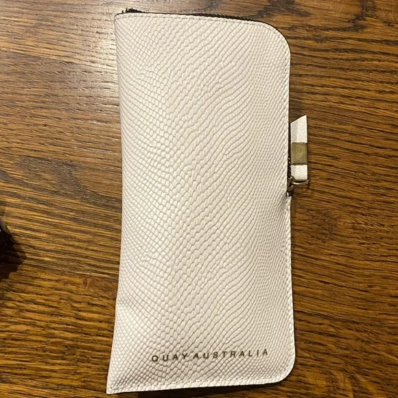 Quay Australia Brown Spiked Sunglasses with White Case - Picture 3 of 3